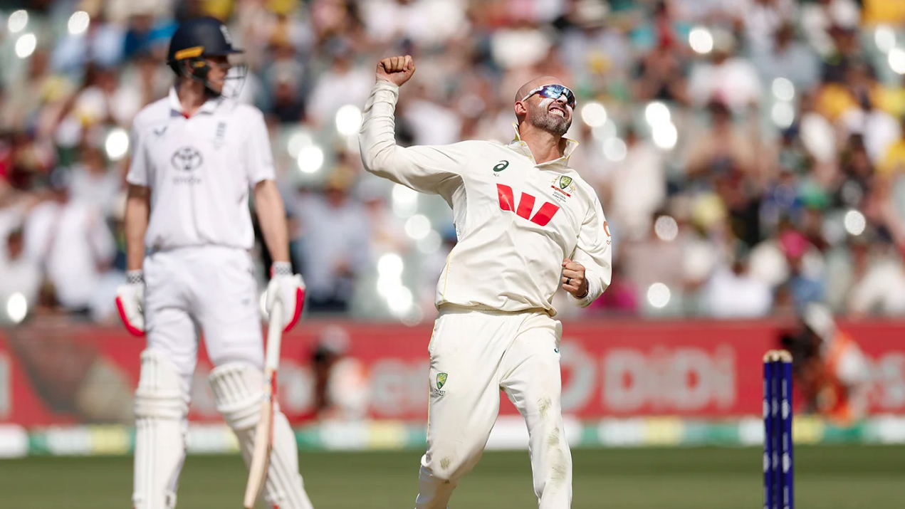 কামিন্স-লায়নের দাপুটে বোলিংয়ে অ্যাশেজ খোয়ানোর দ্বারপ্রান্তে ইংল্যান্ড