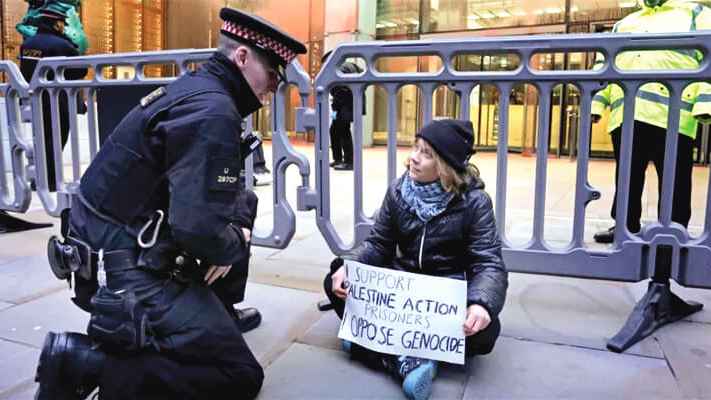 লন্ডনে ফিলিস্তিনের পক্ষে বিক্ষোভ থেকে গ্রেটাকে গ্রেফতার 