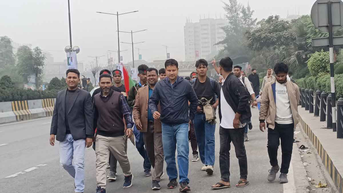 যানবাহন সংকটে হেঁটেই পাড়ি জমাচ্ছেন নেতাকর্মীরা