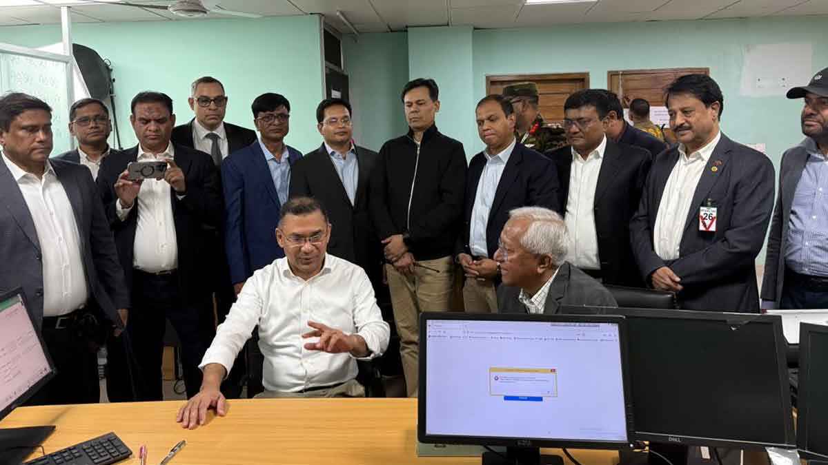 ভোটার হতে ছবি ও আঙুলের ছাপ দিলেন তারেক রহমান