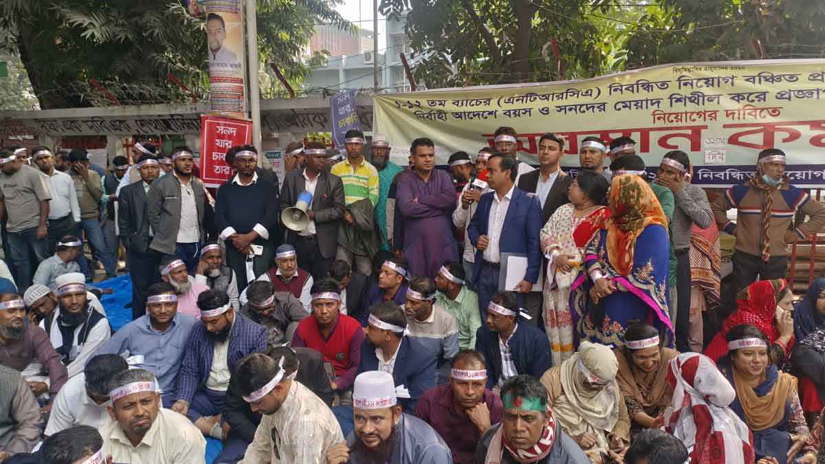 নির্বাহী আদেশ চান ১–১২তম নিবন্ধিত শিক্ষকরা