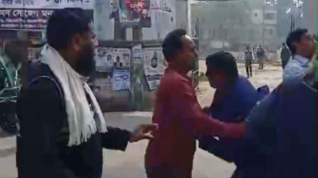 নেছারাবাদে শিক্ষক–অভিভাবক ধাক্কাধাক্কি, নেতাদের ক্ষোভ