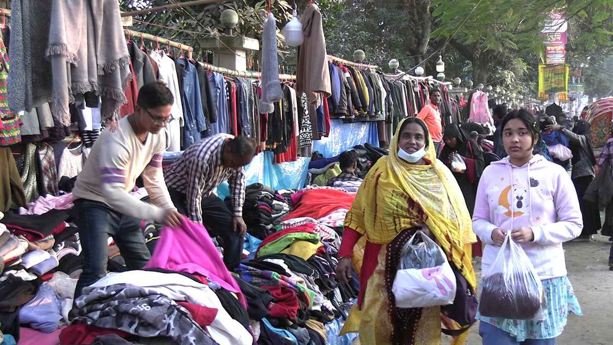 ঠাকুরগাঁওয়ে হাড়কাঁপানো শীত, জমজমাট ফুটপাতের বাজার