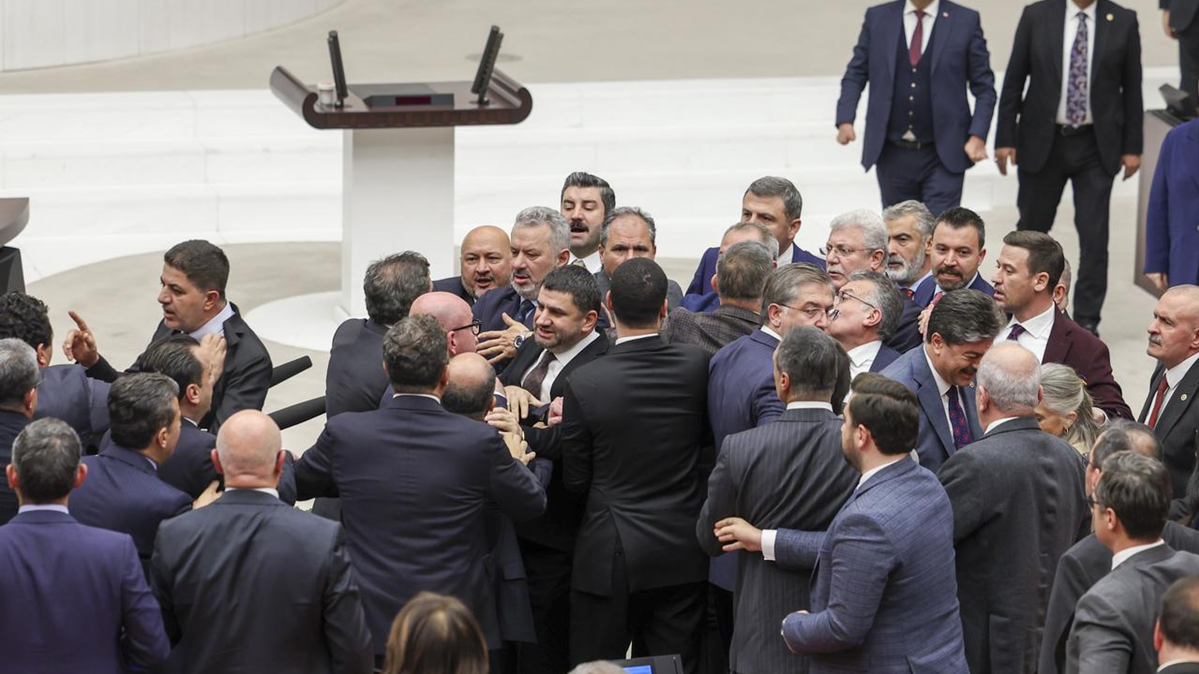 তুরস্কের পার্লামেন্টে ব্যাপক বিশৃঙ্খলা, হাতাহাতি