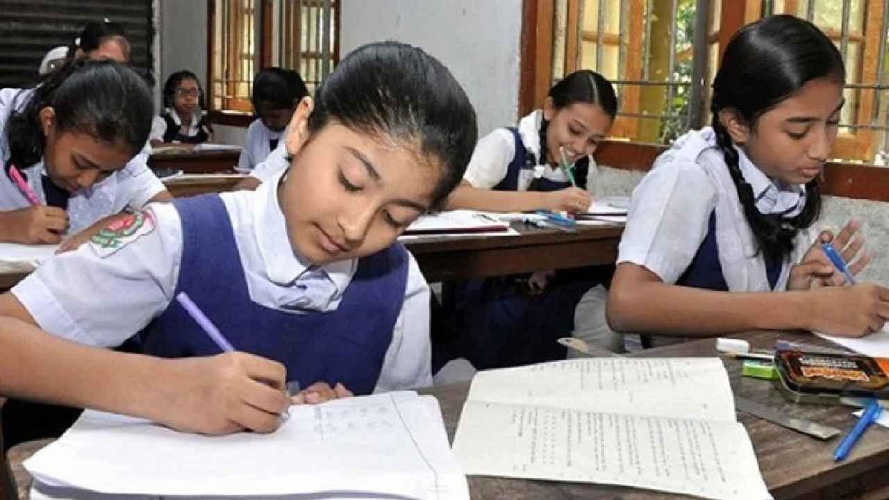 শিক্ষকদের কর্মবিরতির মাঝেই শুরু হলো বার্ষিক পরীক্ষা