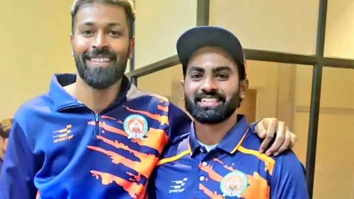 পাকিস্তানি তারকার রেকর্ড ছুঁলেন এই ভারতীয়