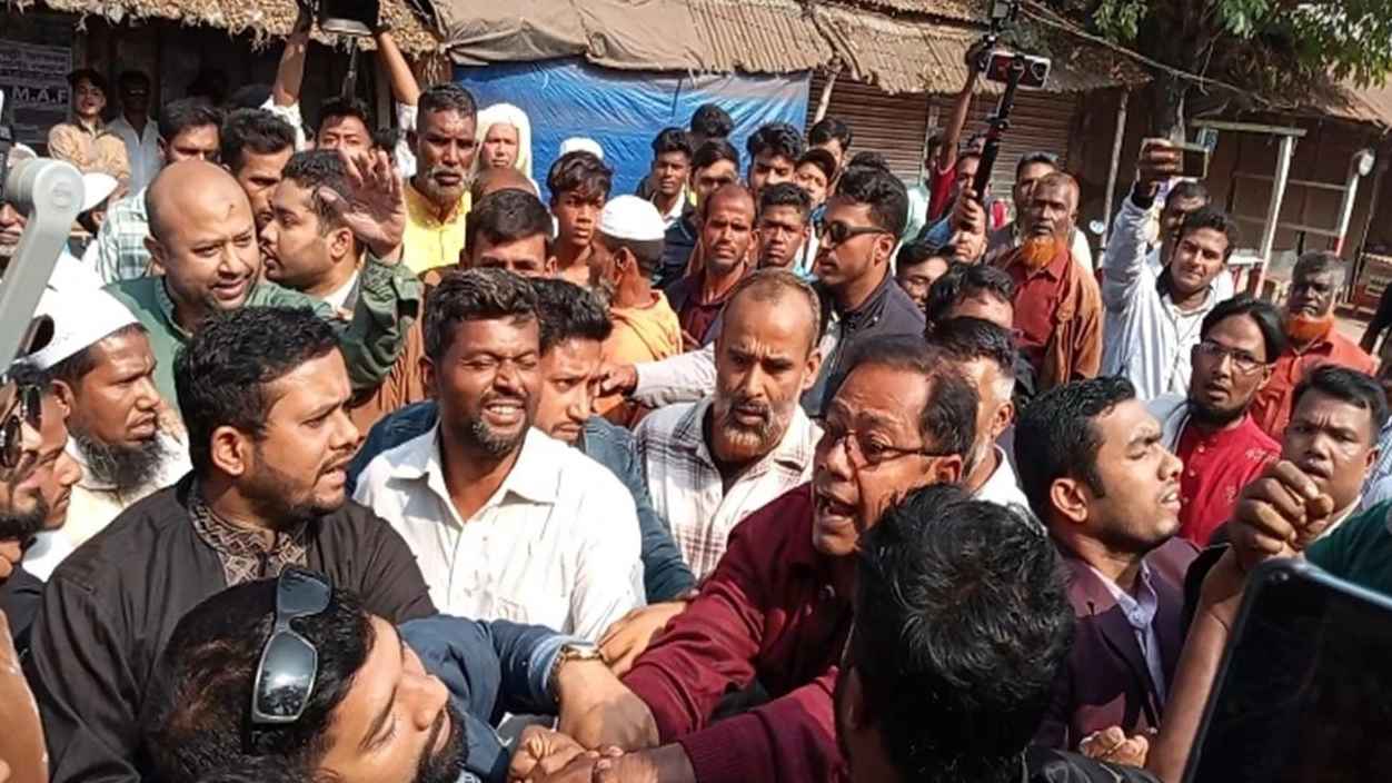 বরিশালে বিএনপি নেতাকর্মীদের তোপের মুখে ব্যারিস্টার ফুয়াদ