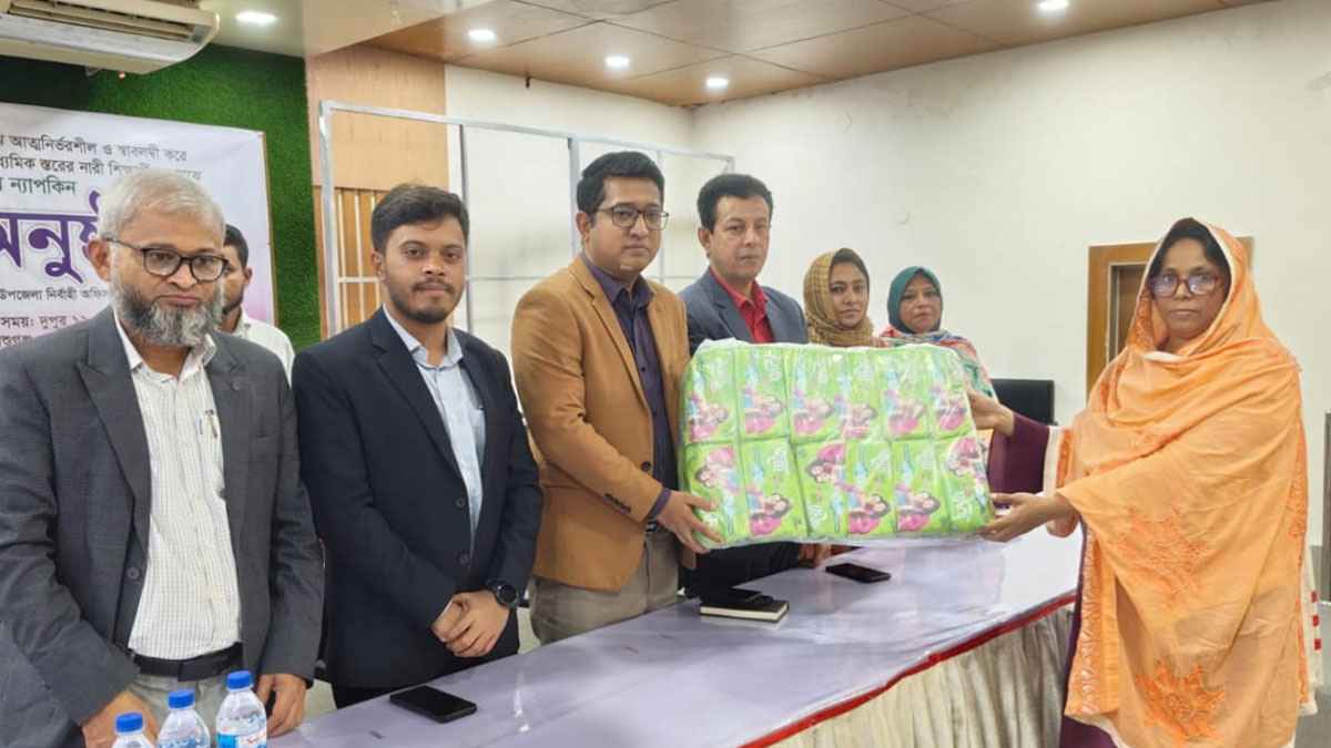 আশুগঞ্জে নারী শিক্ষার্থীদের মাঝে ন্যাপকিন ও সেলাই মেশিন বিতরণ