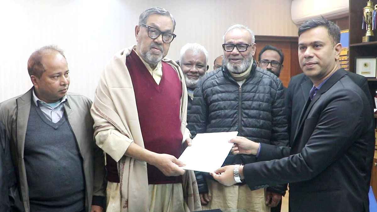 নওগাঁ-৬: মনোনয়নপত্র নিলেন সাবেক প্রতিমন্ত্রী আলমগীর কবির