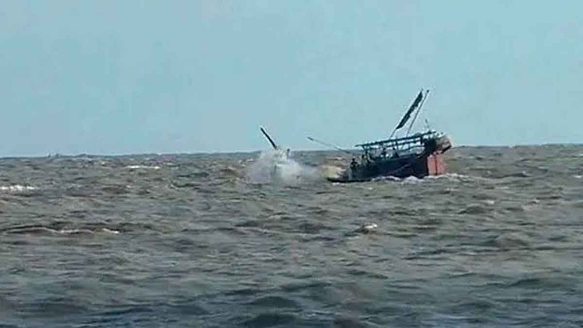 বঙ্গোপসাগরে ট্রলারডুবি, বাবা-ছেলে নিখোঁজ