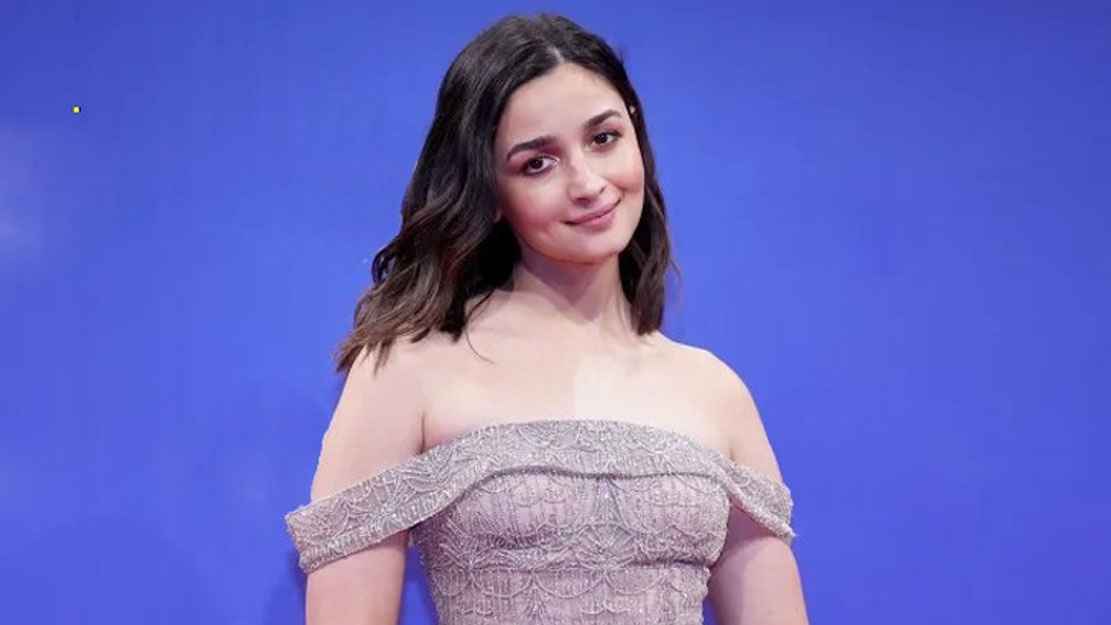 ভারতীয় সিনে সংগঠনের নিষেধাজ্ঞা, তবুও পাকিস্তান যাবে আলিয়া!