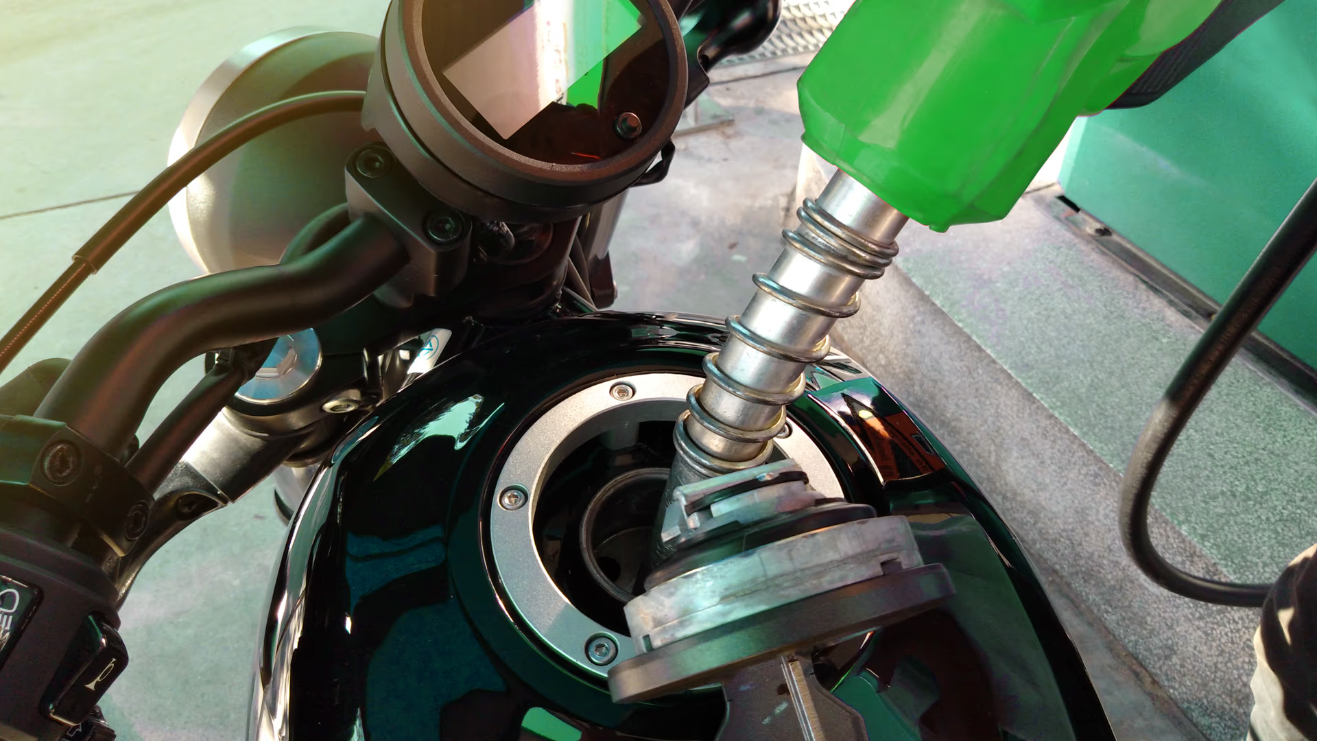 ১০০ ও ২০০ টাকার পেট্রোল-অকটেন কেন ভরতে নেই জানুন