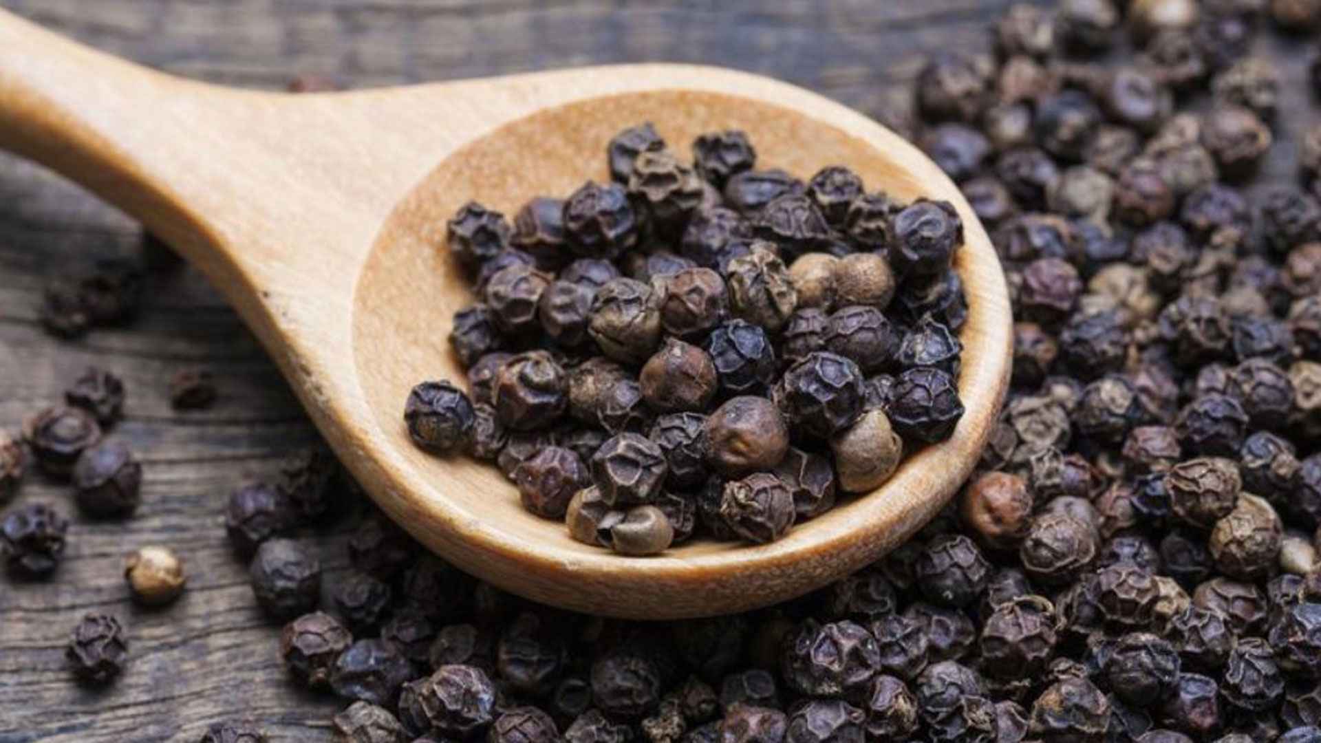 গোলমরিচ ভেবে পেঁপের বীজ খাচ্ছেন না তো? 