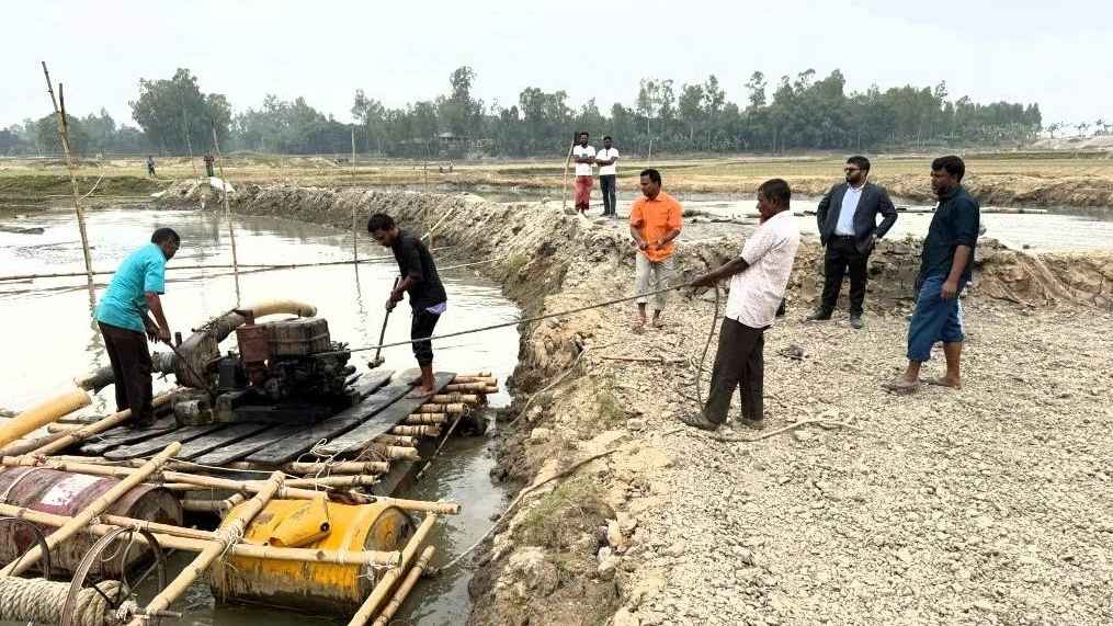 পলাশবাড়ীতে অবৈধ ড্রেজার মেশিন ধ্বংস