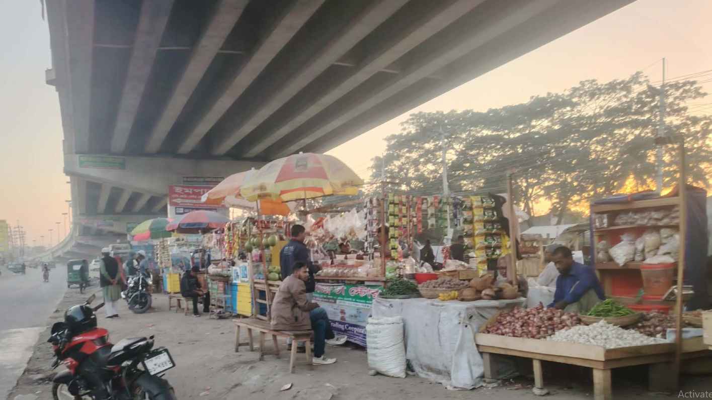 ফুটপাত ও ফ্লাইওভারের নিচে অবৈধ দোকান, ঝুঁকিতে সড়ক চলাচল