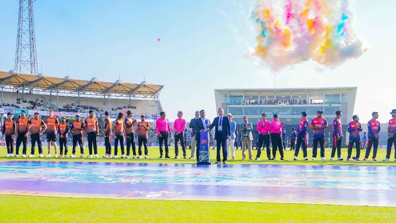 ট্রফি ছাড়াই শুরু বিপিএল, উদ্বোধনী ম্যাচের আগে হাদির জন্য নীরবতা