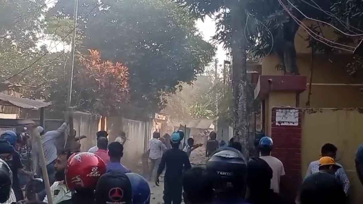 ফলের দোকানে অটোরিকশার ধাক্কা, ২ গ্রামবাসীর সংঘর্ষে আহত ২০