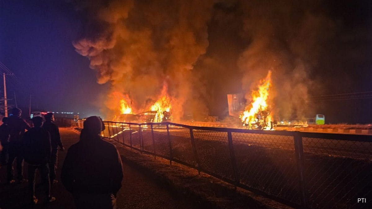 ভারতে ট্রাকের সঙ্গে সংঘর্ষে বাসে আগুন, জীবন্ত পুড়ে ১০ জনের মৃত্যু