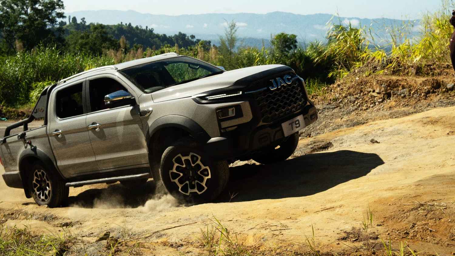 জ্যাক টি৯ মডেলের গাড়ি কেওক্রাডংয়ের দুর্গম পাহাড়ি এলাকা পাড়ি দিল