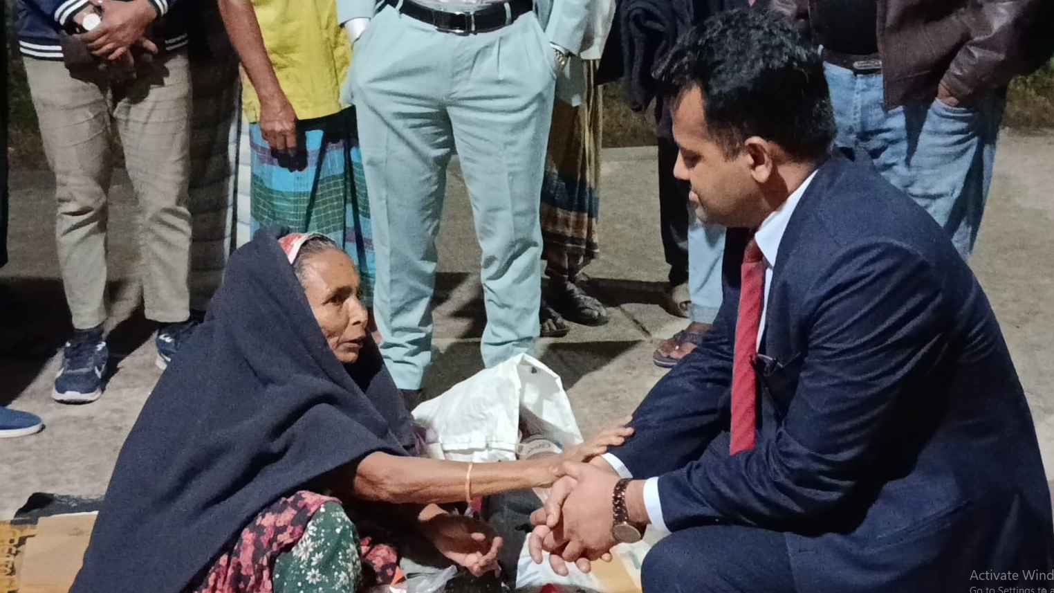 রাতে শীতবস্ত্র নিয়ে অসহায় শীতার্তদের পাশে চাঁদপুরের জেলা প্রশাসক