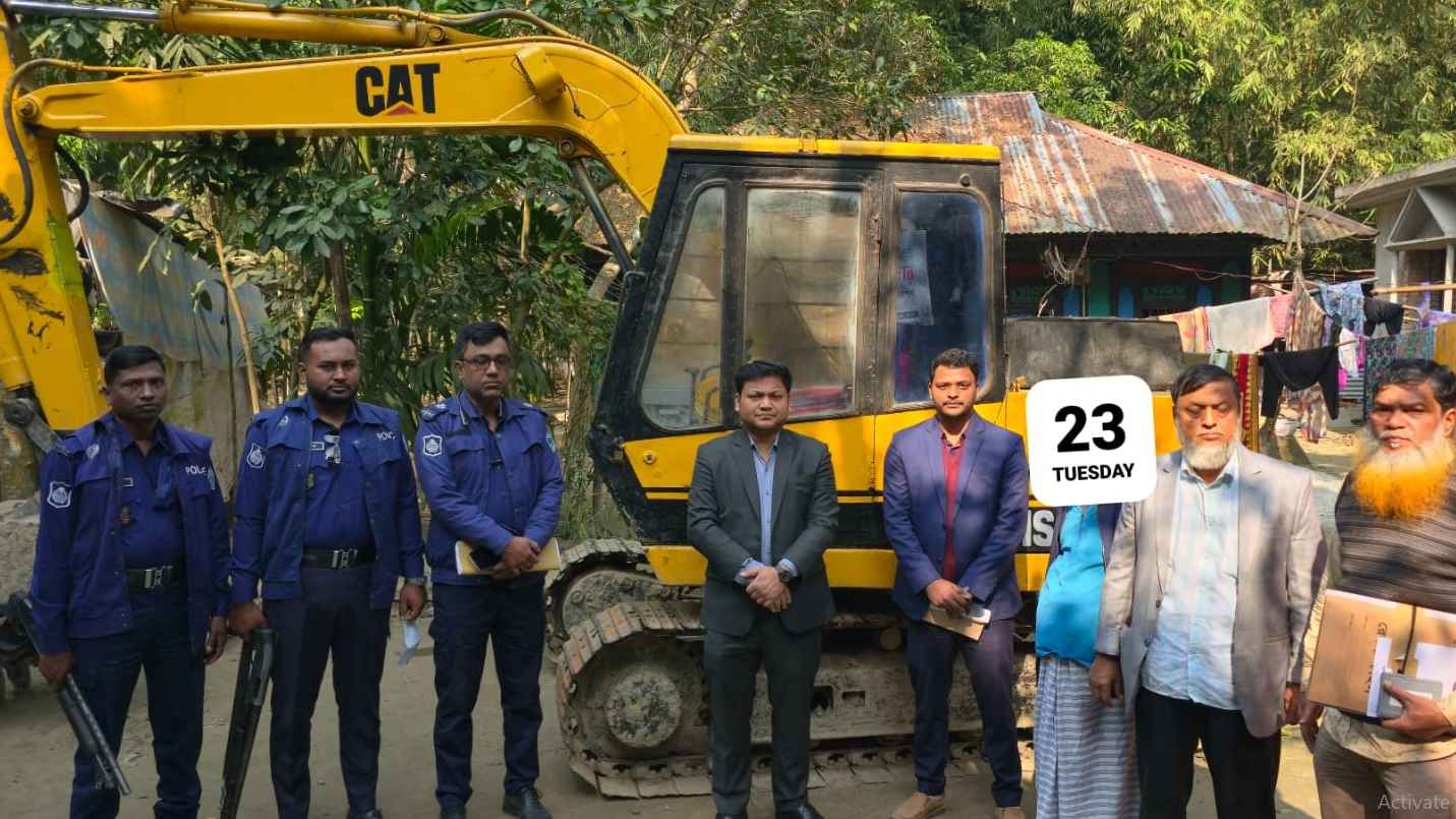 ফরিদগঞ্জে ফসলি জমি থেকে মাটি কাটায় একজনকে জরিমানা 