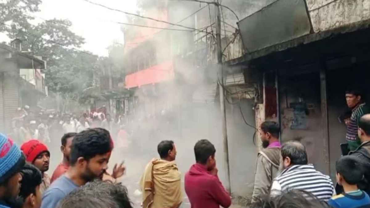 চাঁদপুরে আগুনে কিশোরের মৃত্যু, পুড়েছে ৫ ব্যবসা প্রতিষ্ঠান 