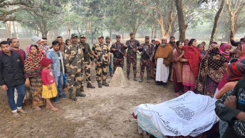 সীমান্তে শেষবারের মতো মায়ের মুখ দেখলেন মেয়ে