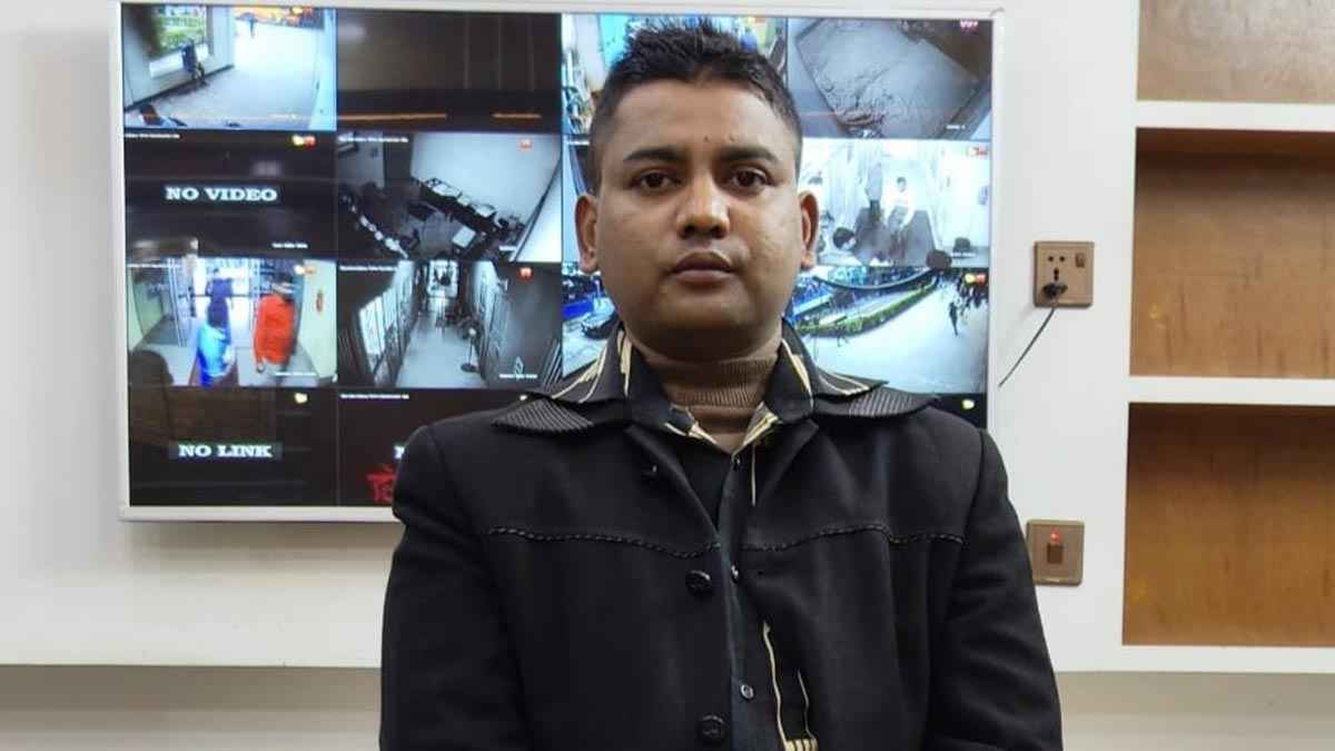 চাঁপাইনবাবগঞ্জে বিদেশি পিস্তলসহ যুবক আটক