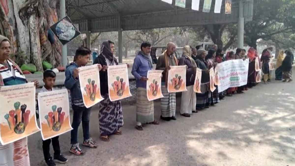 চাঁপাইনবাবগঞ্জে ৮ দফা দাবিতে দলিত জনগোষ্ঠীর মানববন্ধন