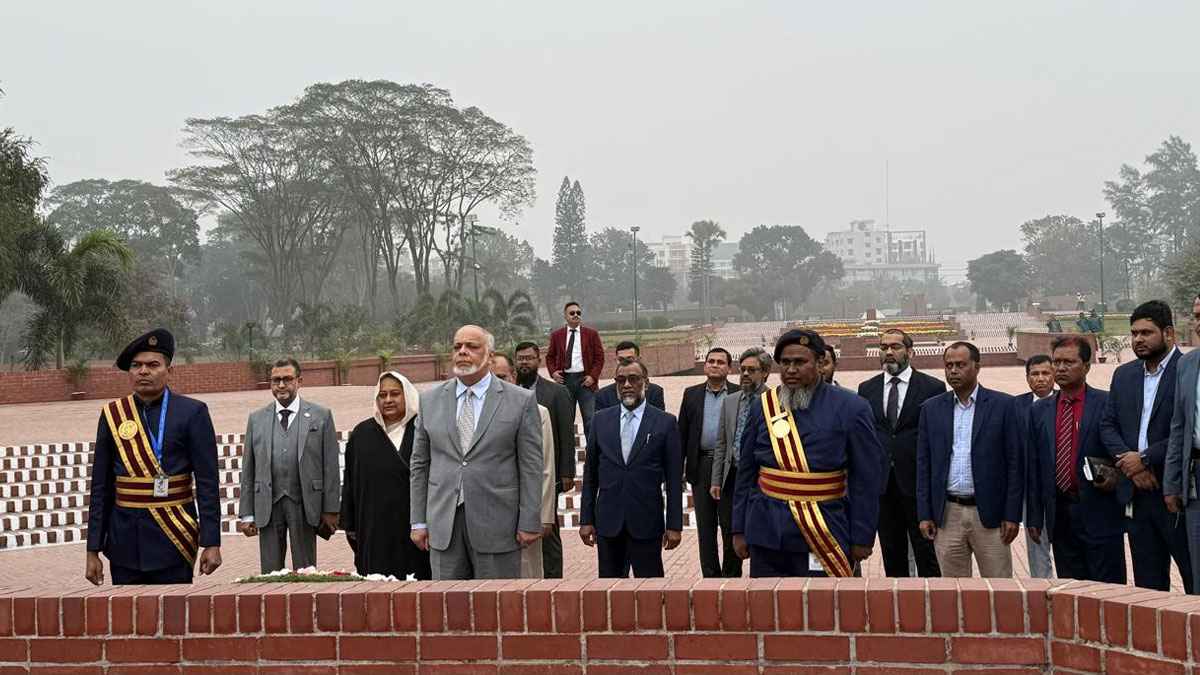 জাতীয় স্মৃতিসৌধে নবনিযুক্ত প্রধান বিচারপতির শ্রদ্ধা নিবেদন