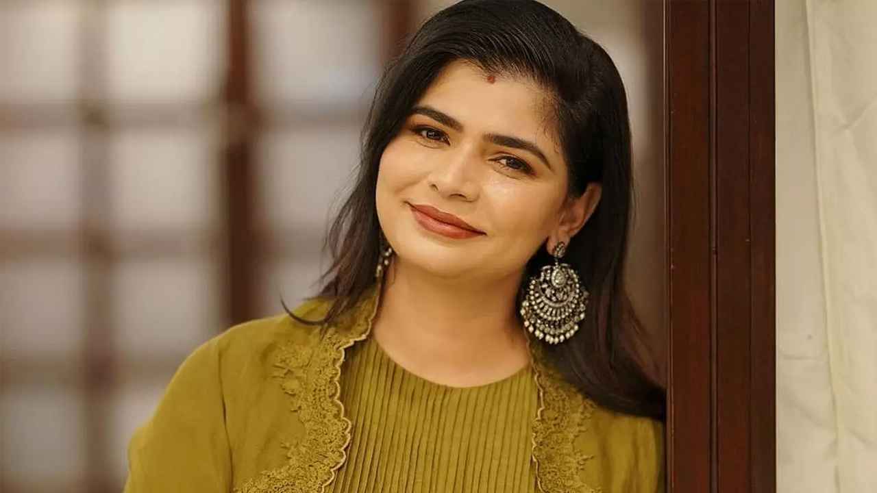 জনপ্রিয় গায়িকাকে নগ্ন ভিডিও দেখিয়ে হেনস্তা ও হত্যার হুমকি