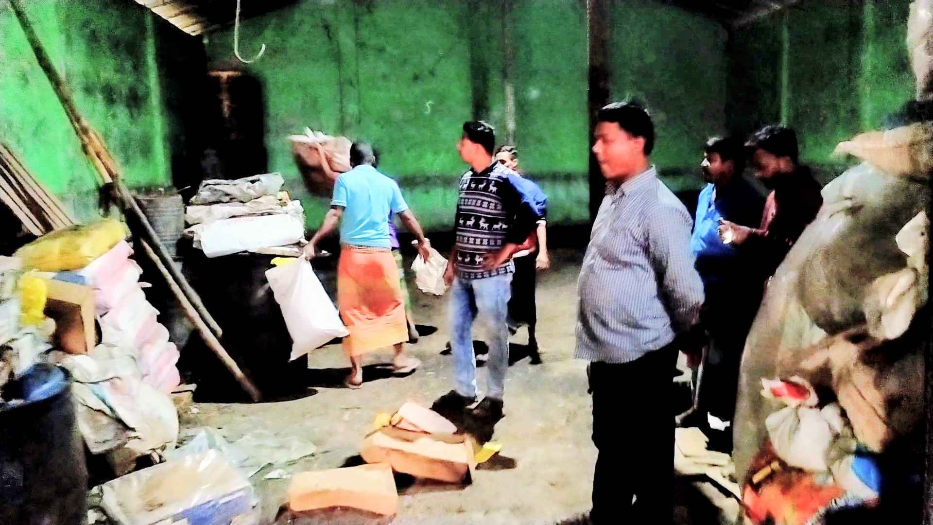 বিপুল পরিমাণ মেয়াদোত্তীর্ণ খেজুর জব্দ, ৫০ হাজার টাকা জরিমানা