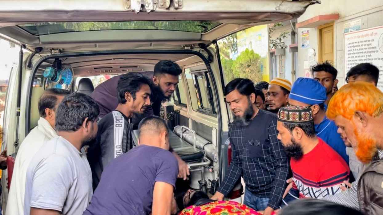 পুলিশের ফায়ারিং অনুশীলনে পথচারী গুলিবিদ্ধ, রাজশাহী রেফার