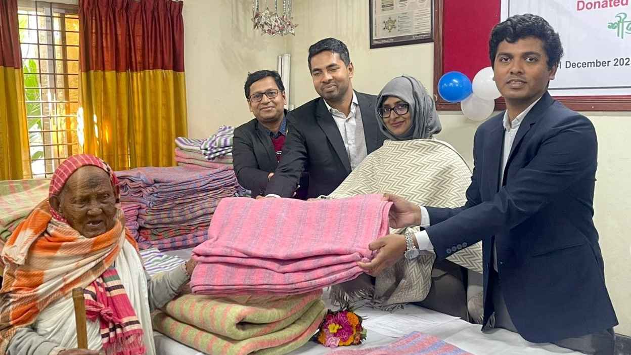 দিনাজপুরে অসহায়দের মাঝে শীতবস্ত্র বিতরণ