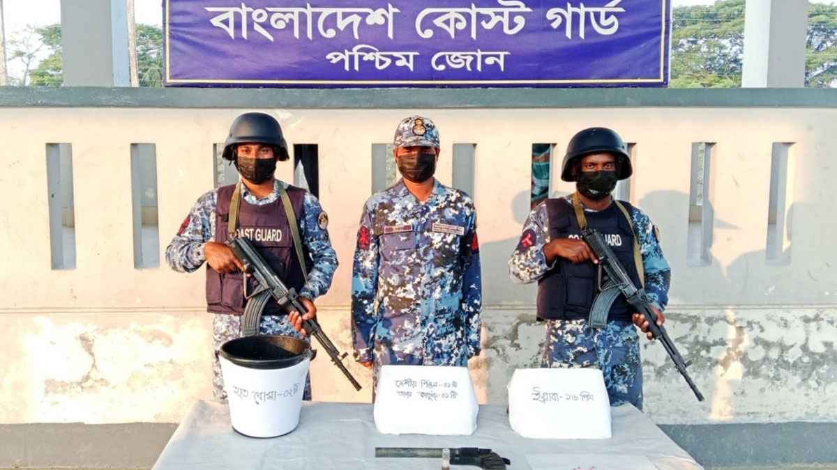 সাতক্ষীরায় কোস্ট গার্ডের অভিযানে অস্ত্র, হাতবোমা ও ইয়াবা জব্দ