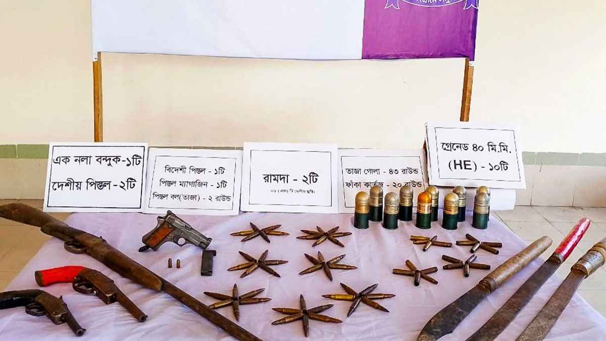 টেকনাফে বিপুল পরিমাণ অস্ত্র ও গোলাবারুদ উদ্ধার