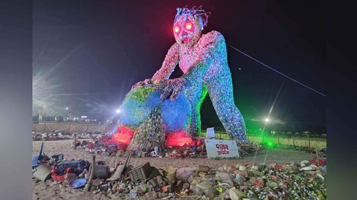 কক্সবাজার সৈকতে ‘প্লাস্টিক দানব’