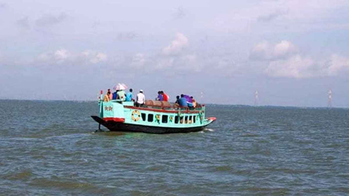 সেন্টমার্টিনগামী যাত্রীবাহী ট্রলার নাফ নদের মোহনায় চরে আটকা