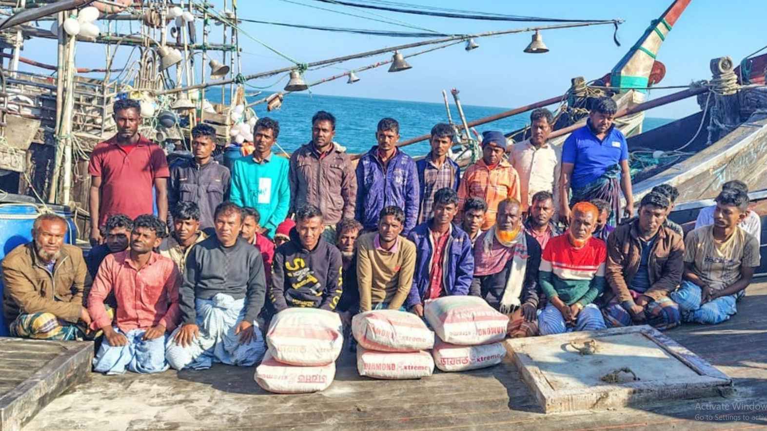 সেন্টমার্টিনে ৩ ট্রলার সিমেন্ট মিয়ানমারে পাচারকালে আটক ৩০