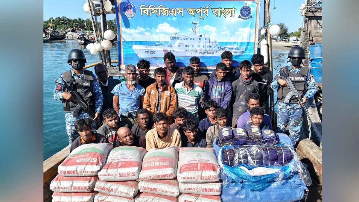 সেন্টমার্টিনে সিমেন্ট-বার্মিজ লুঙ্গিসহ ২২ পাচারকারী আটক