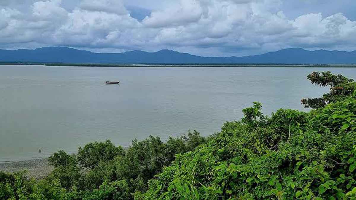 মর্টারশেল-গোলাগুলির শব্দে কাঁপছে টেকনাফ, আতঙ্কে সীমান্তবাসী