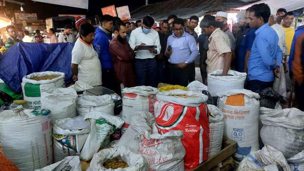 মিরসরাইয়ে ৪ ব্যবসা প্রতিষ্ঠানকে ১১ হাজার টাকা জরিমানা