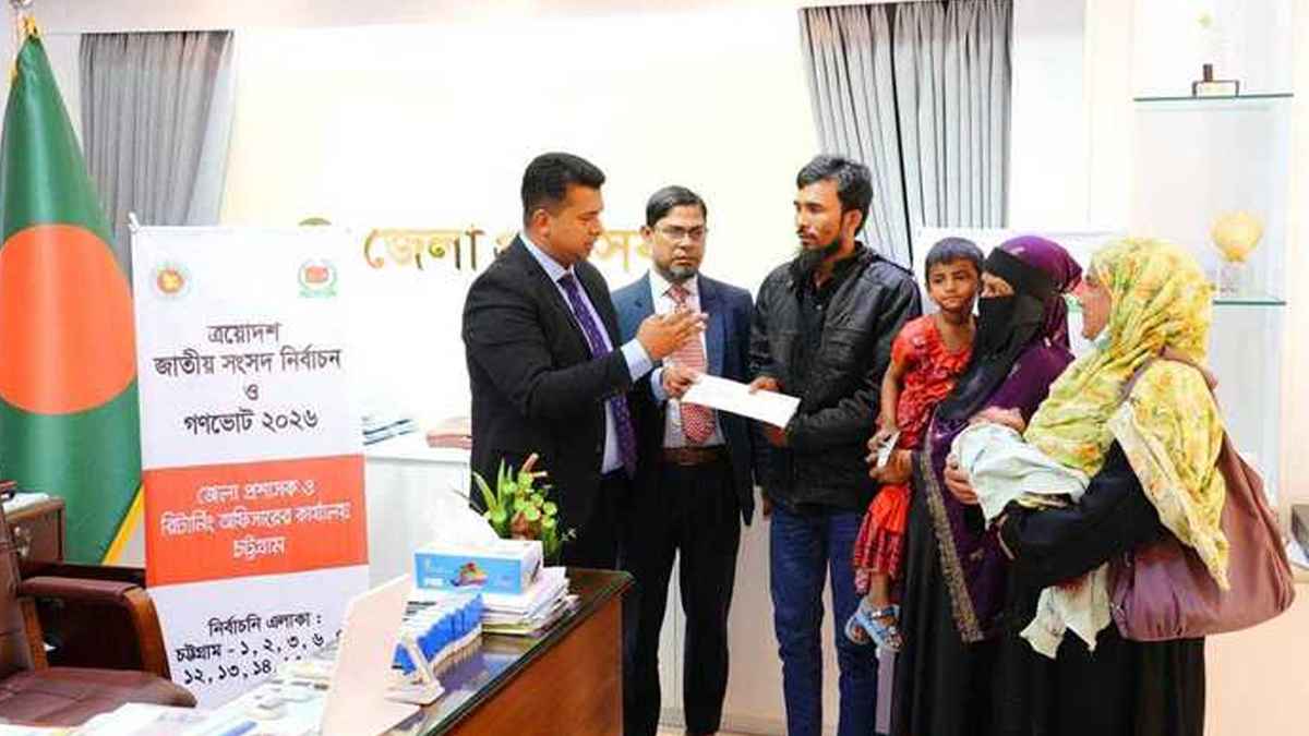 রাস্তা থেকে উদ্ধার হওয়া ২ শিশুর দায়িত্ব নিলেন ডিসি