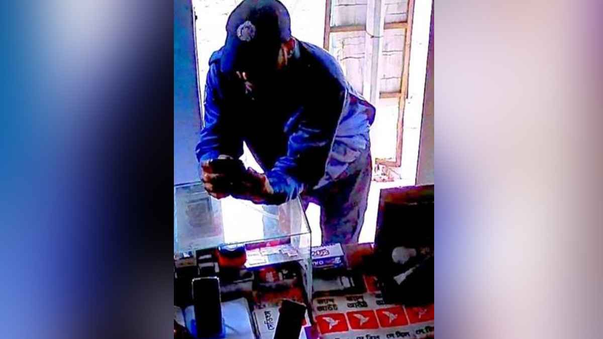 পুলিশের পোশাকে অভিনব প্রতারণা, বিকাশে ৬০ হাজার টাকা লুট