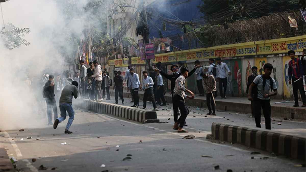 ‘শান্তি চুক্তি’ ভেঙে ফের ঢাকা ও আইডিয়াল কলেজের শিক্ষার্থীদের সংঘর্ষ