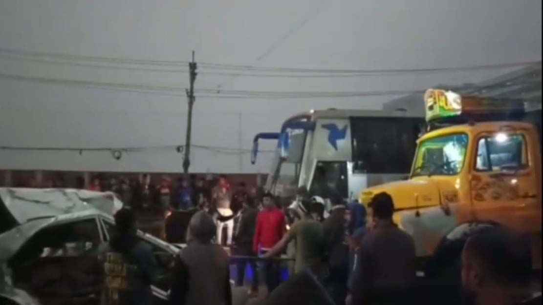 টাঙ্গাইলে প্রাইভেটকারে ট্রাকের ধাক্কা, মা ও কন্যা শিশু নিহত