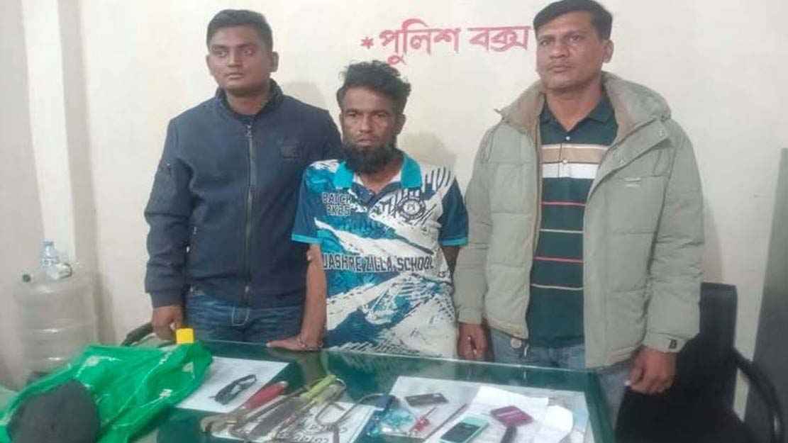 যশোর সদর হাসপাতাল থেকে গুলি-চাকুসহ যুবক আটক