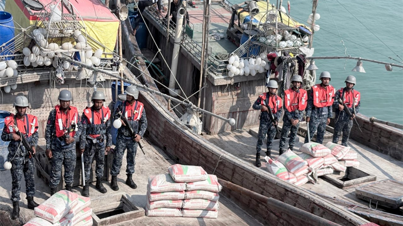 সাগর থেকে সিমেন্ট বোঝাই দুটি বোটসহ গ্রেফতার ২৩