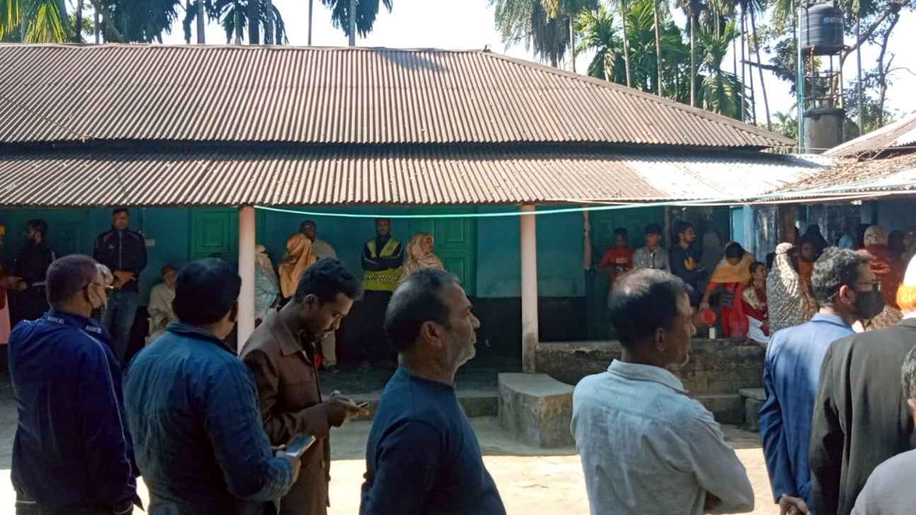 বীরগঞ্জে নিজ ঘর থেকে এক ব্যক্তির গলাকাটা লাশ উদ্ধার