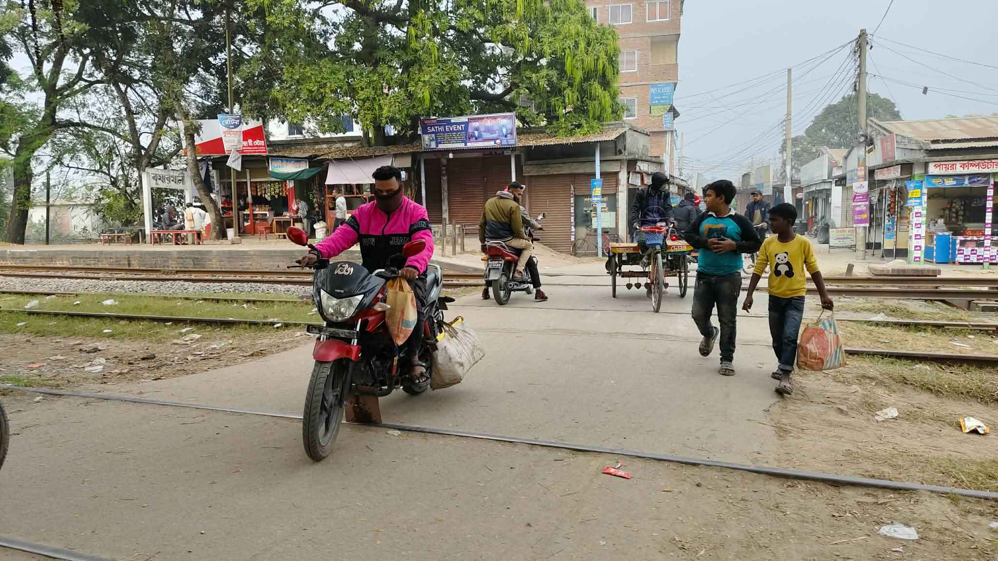 শহরতলির গুরুত্বপূর্ণ মোড়ে নেই রেলগেট, ট্রেনের ধাক্কায় বাইক চুরমার